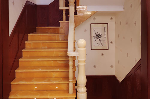 玄武中式别墅室内汉白玉石楼梯的定制安装装饰效果