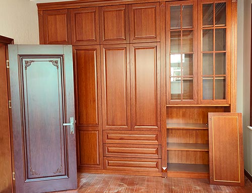 玄武中式家庭装修里定制的实木衣柜效果图